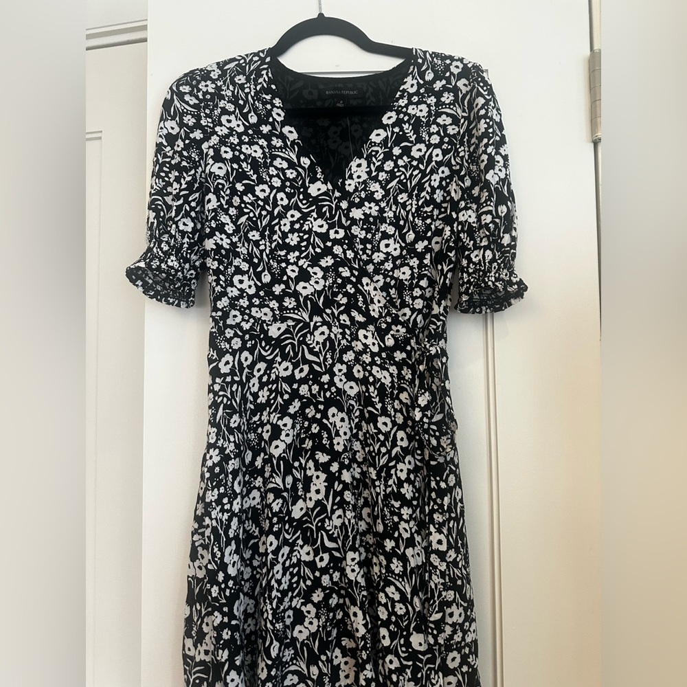 NWT- Banana Republic Womens Black Printed Smocked Sleeves V-neck Wrap Mini